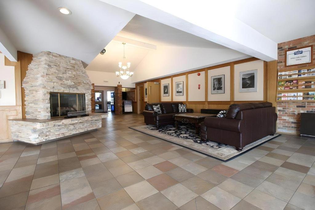Medicine Hat Inn & Suites Buitenkant foto